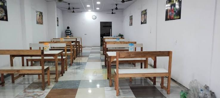 Aarti Restaurant ka dining hall
