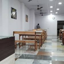 Aarti Restaurant ke andar baithne ki jagah